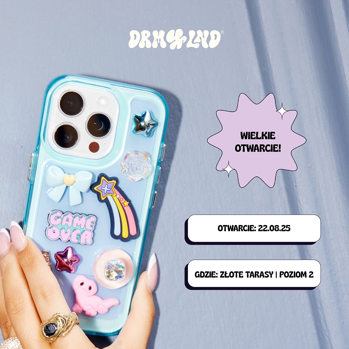 <p>22 sierpnia w Złotych Tarasach otwieramy miejsce pełne inspiracji, koloru i nieoczywistych rozwiązań – idealne do kreatywnego DIY, stylowych zdjęć i własnych projektów.</p><p>To nie tylko sklep – to punkt startowy dla pomysłów, które wrzucisz na swoje Stories!</p><p>gdzie: Złote Tarasy, poziom 2</p><p>otwarcie: 22.08.2025</p><p><br><a target="_blank" rel="noopener noreferrer nofollow" href="https://www.facebook.com/share/1PtpC224jf/?mibextid=wwXIfr&nbsp;">Facebook</a></p><p><a target="_blank" rel="noopener noreferrer nofollow" href="https://www.tiktok.com/@drmlnd_pl?_t=ZN-8yeTM3V9SI2&amp;_r=1&nbsp;">TikTok</a></p><p><a target="_blank" rel="noopener noreferrer nofollow" href="https://www.instagram.com/drmlnd_official?igsh=a3M0bzJnNjc5bG4z&nbsp;">Instagram</a></p>